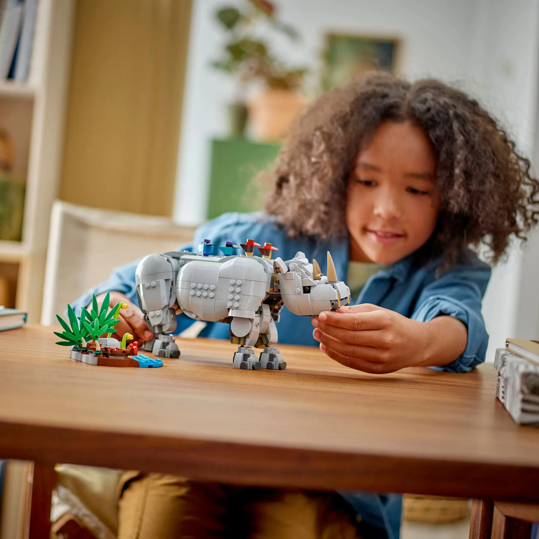 Savvaļas dzīvnieki: Majestātiskais degunradzis ar putniem - Image 2