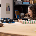 Porsche GT4 e-Performance sacīkšu auto - Image 7